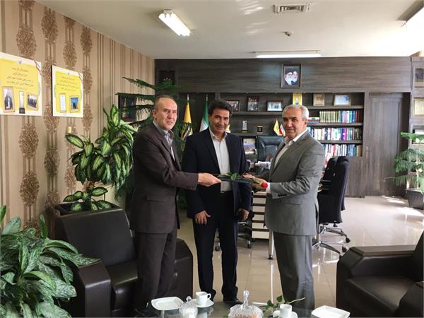 از تلاش های مدیر کل پست استان تجلیل شد