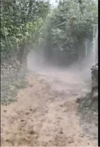 در پی بارش شدید باران و تگرگ در شهرستان کلیبر وضعیت کلی شبکه ارتباطی در حالت عادی و ارتباطات پایدار بود