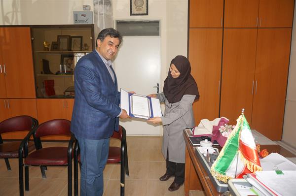 وظیفه داریم در مقابل شان و منزلت مقام معلم سر تعظیم فرود  آوریم
