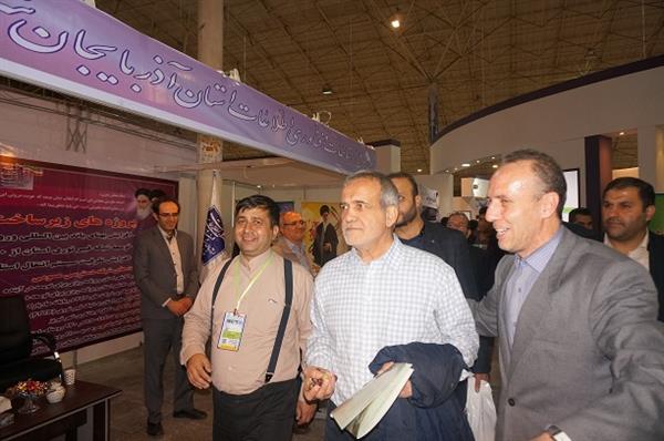 دکتر پزشکیان نایب رئیس اول مجلس شورای اسلامی و نماینده مردم شریف تبریز؛ اسکو و آذرشهر با حضور در پنجمین نمایشگاه نوآوری و فناورانه ربع رشیدی از غرفه اداره کل ICT استان بازدید کردند